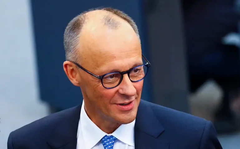 Merz diz que UE 'aumentará pressão sobre Moscou por meio de sanções' após ligação Trump-Putin