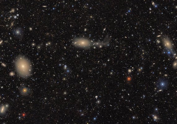 Sinal incomum em fusão de buracos negros pode revelar o 1º sistema trinário (IMAGEM)