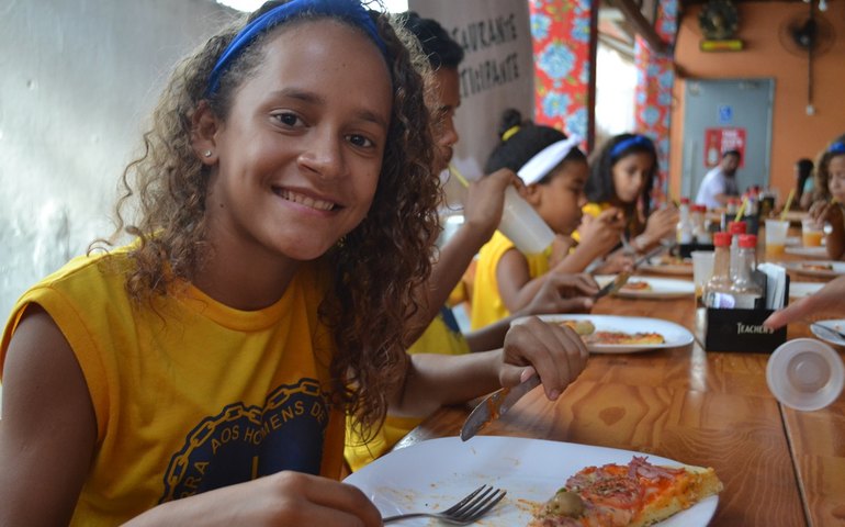 Restaurantes de Maceió promovem alimentação gratuita para crianças e adolescentes
