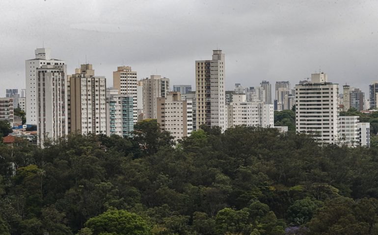 Desabamento de teto de empresa mata uma pessoa na Grande São Paulo