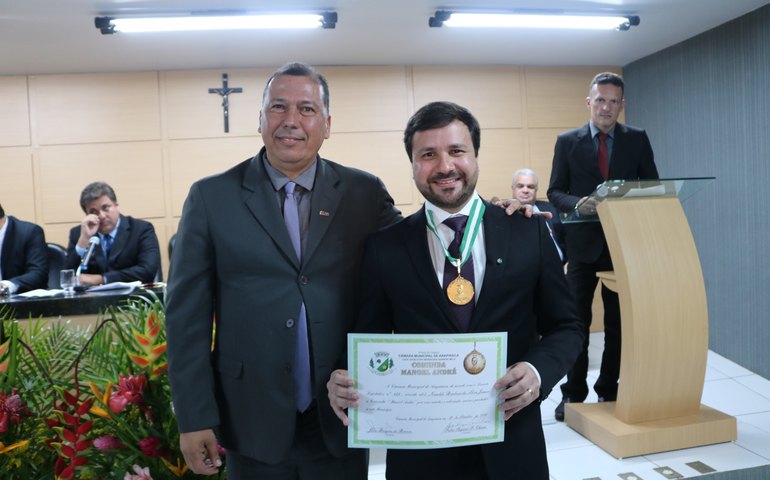 Nivaldo Barbosa recebe a Comenda Manoel André da Câmara Municipal de Arapiraca
