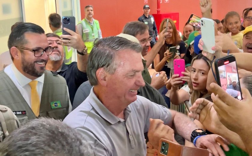 Apoiadores recepcionam no aeroporto de Maceió o ex-presidente Bolsonaro