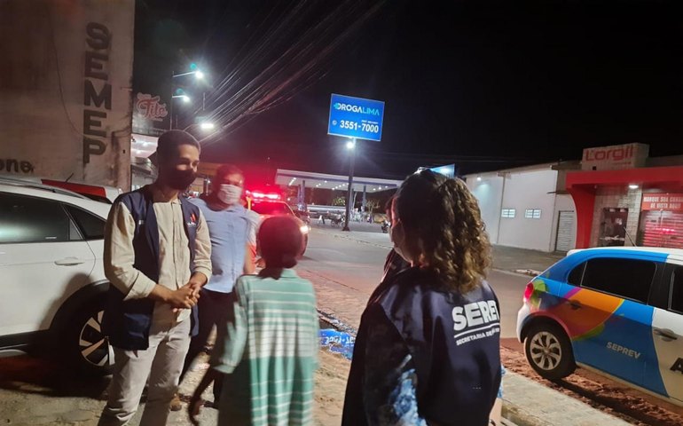 Dependentes químicos são acolhidos durante ação noturna em Penedo