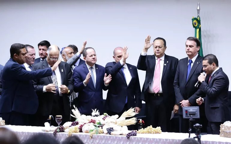 Bolsonaro participa de culto evangélico nas dependências da Câmara