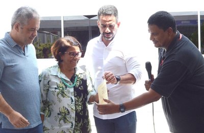 Deputados prestigiam homenagem por tempo de serviço a servidores Seris 