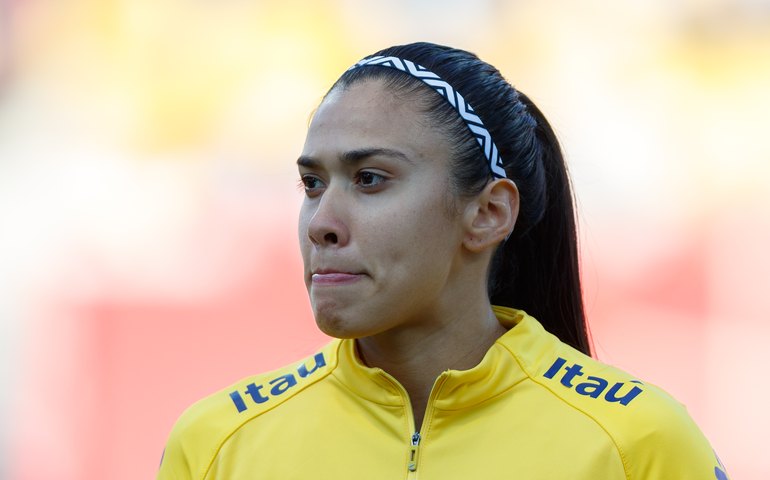 Da seleção de futebol, Antônia Silva enrola medalha em papel filme para preservá-la: 'Cuidar do meu bebê'