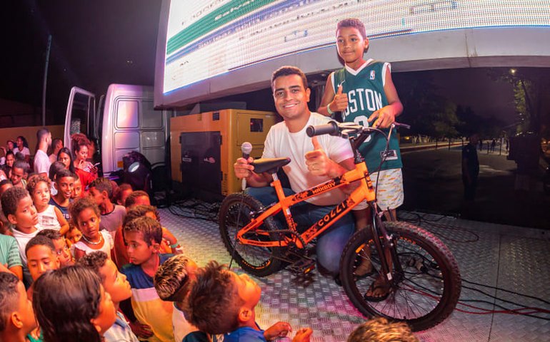 Prefeito JHC abre programação do Cine Massa e atrai multidão no Vergel do Lago
