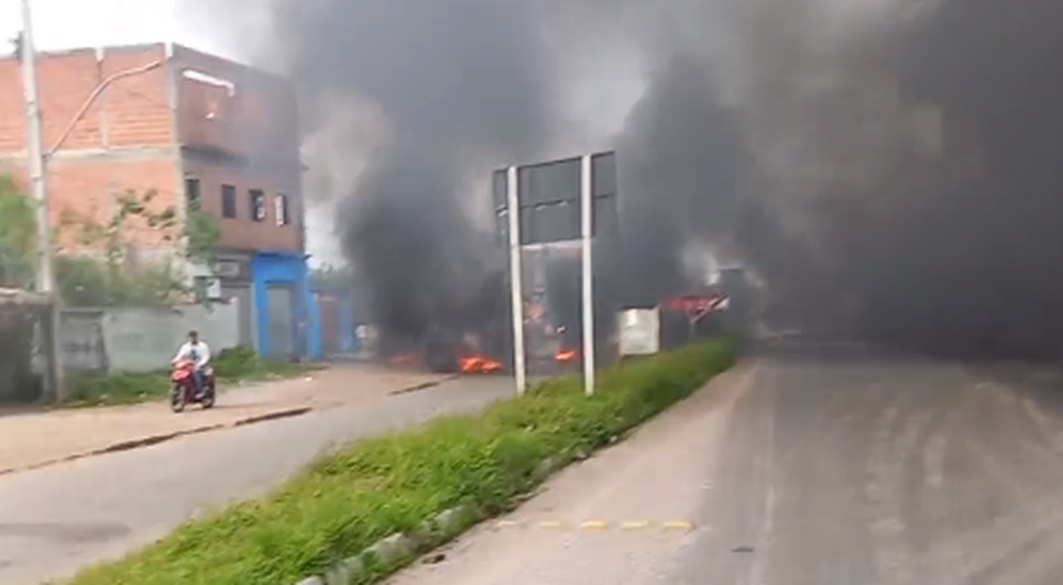 Manifestantes protestam pela morte de Genivaldo Santos e fecham trecho na BR-101 em Umbaúba