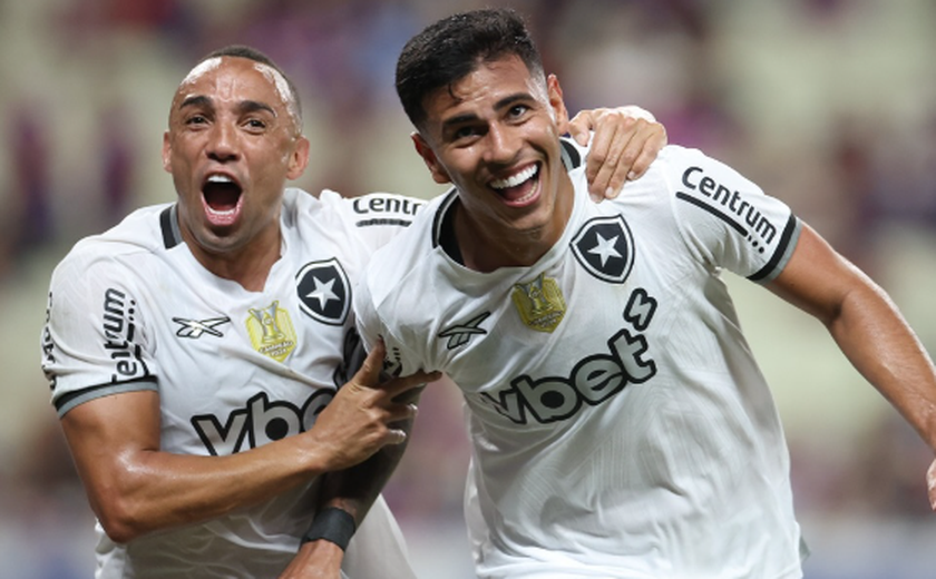 Botafogo aproveita expulsão e goleia Fortaleza por 5 a 0 no Brasileirão