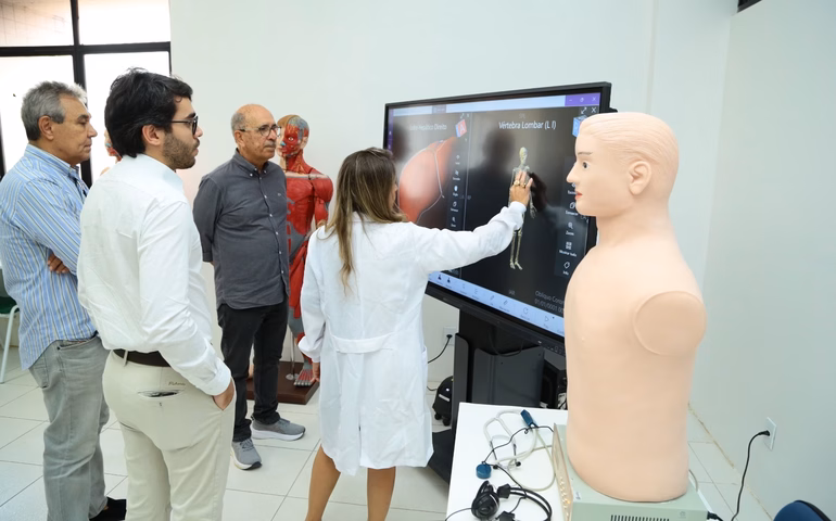 Prefeito Ronaldo Lopes visita instalações da faculdade de medicina de Penedo