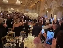 Trump é recebido com aplausos em evento de arrecadação de fundos em Mar-a-Lago.