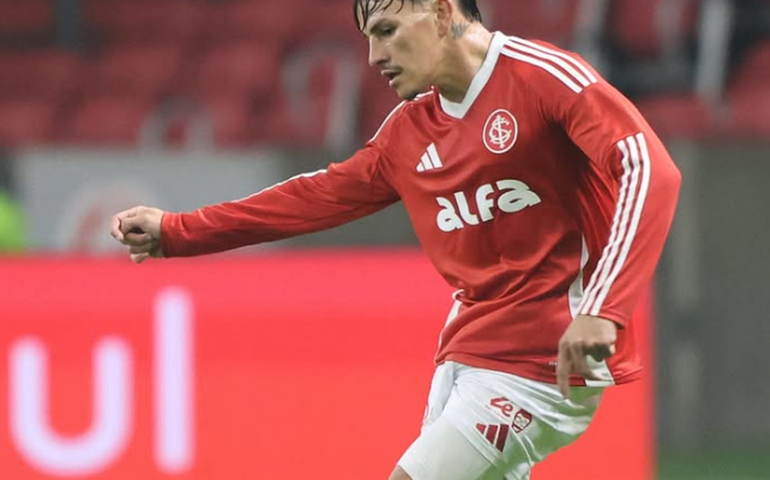 Internacional busca empate com o Vasco em jogo com expulsão polêmica de Léo Jardim