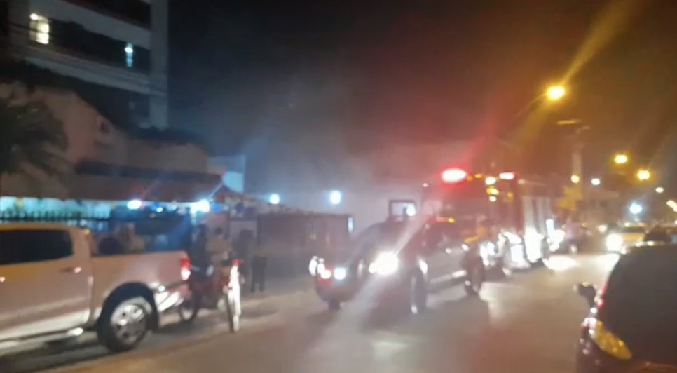 Carro pega fogo na garagem de condomínio em Aracaju / Foto: Foto: Portal A8SE/Reprodução