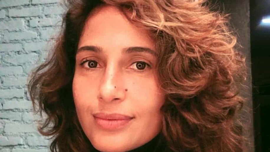 Atriz Camila Pitanga ergue cartaz "fora Bolsonaro" ao ser vacinada