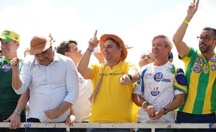 Alfredo Gaspar e Flávio durante carreata na terça-feira que saiu do aeroporto até a Associação Comercial de Maceió onde eles participaram de encontro