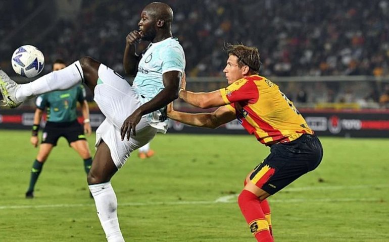 Inter sofre, mas marca no fim e derrota Lecce na estreia do Italiano