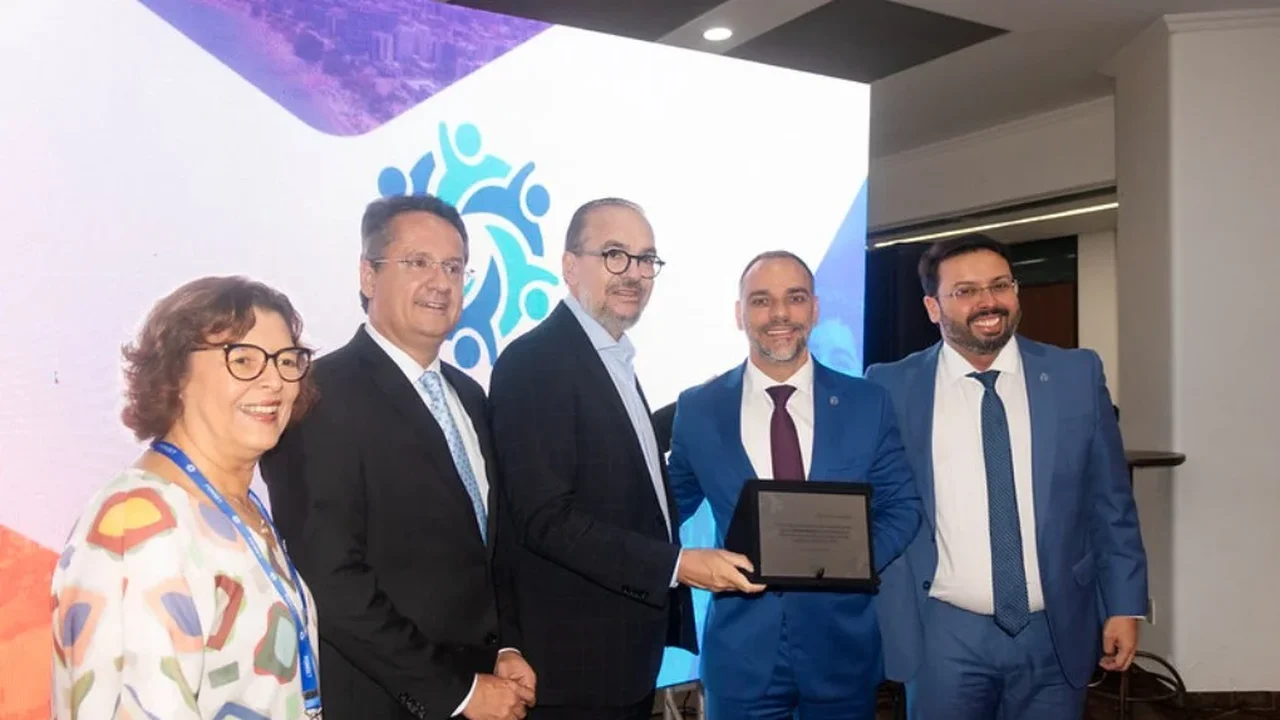 Diretor da CNI, Roberto Muniz é homenageado pelo Fonset durante assembleia em Maceió