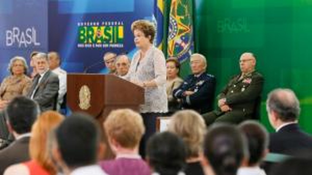 Dilma almoça com generais e diz que defesa e democracia andam juntas