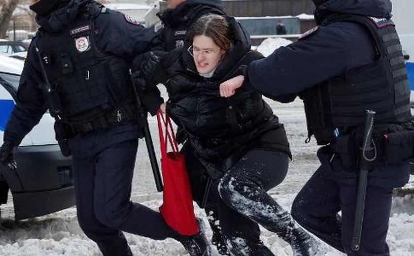 Justiça russa começa a condenar à prisão pessoas detidas nos atos em memória a Navalny