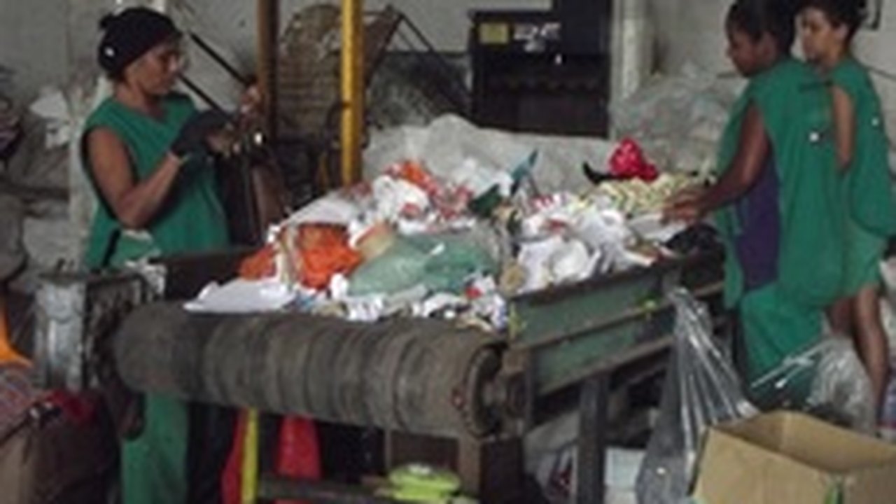 CGE firma parceria com cooperativa para doação de materiais recicláveis