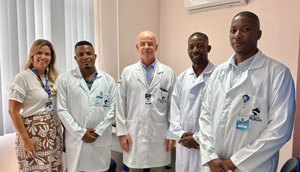 Equipe do Cirurgia com parte dos médicos angolanos / Foto: Foto: Divulgação