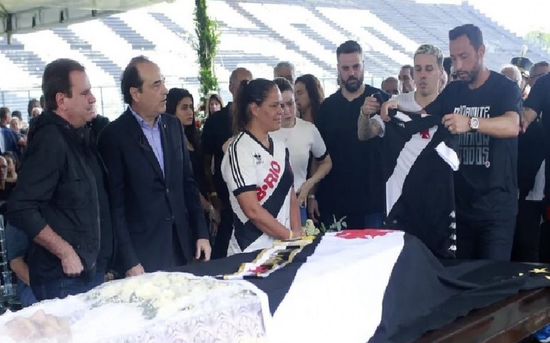 Corpo de Dinamite é recepcionado por centenas de vascaínos em Duque de Caxias