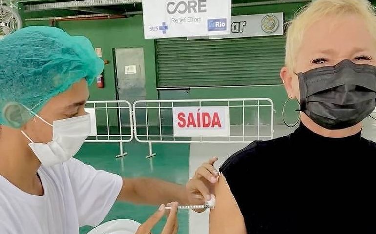 Xuxa toma 1ª dose da vacina contra covid-19 e lamenta mortes