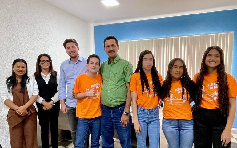 Marlan Ferreira recepciona alunos limoeirenses após viagem ao Vale do Silício (EUA)