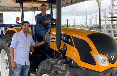 Prefeitura de Roteiro garante novas ambulâncias, computadores, barcos motorizados, trator e caminhão coletor para o município
