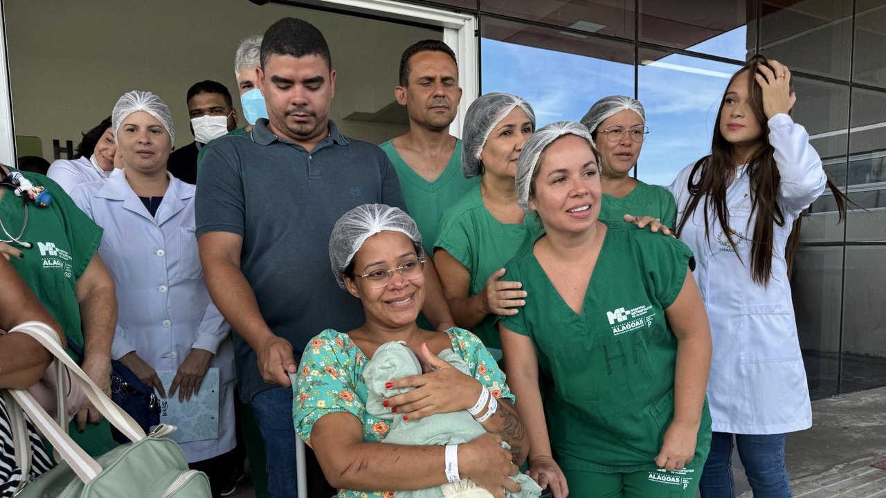 Mãe e bebê que nasceu no HRM após acidente com ônibus na Serra da Barriga recebem alta médica