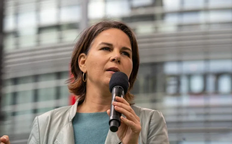 Drone russo monitorou comitiva de ministra das Relações Exteriores alemã na Ucrânia