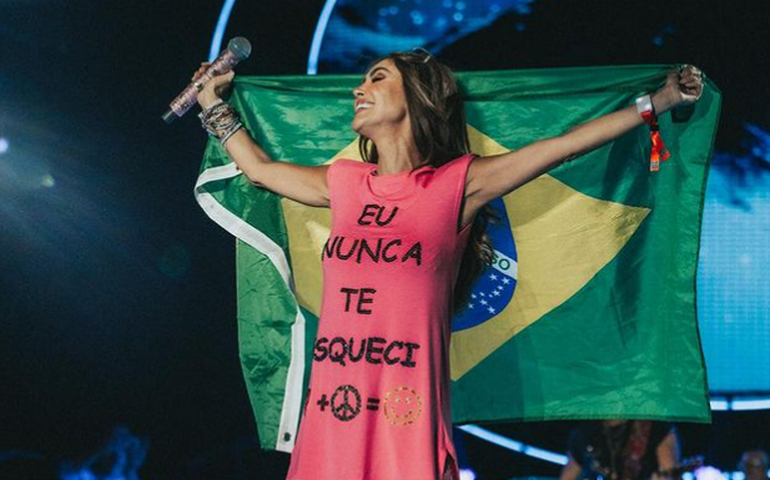 Anahí, do RBD, chora em show em SP e comenta sobre febre e dores no corpo