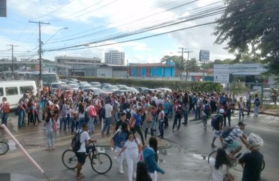 Sem transporte escolar, estudantes do CEPA fecham Av. Fernandes Lima