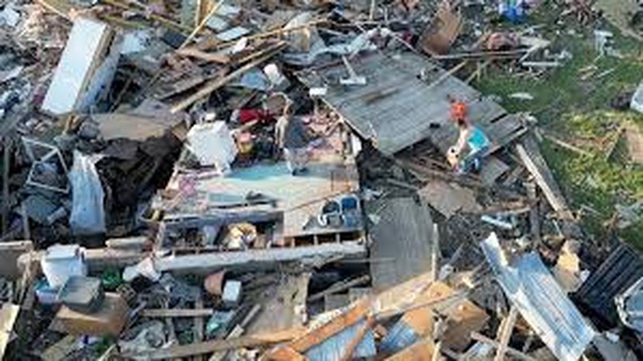 Vídeo: condado é destruído e cinco pessoas morrem durante tornado no Texas