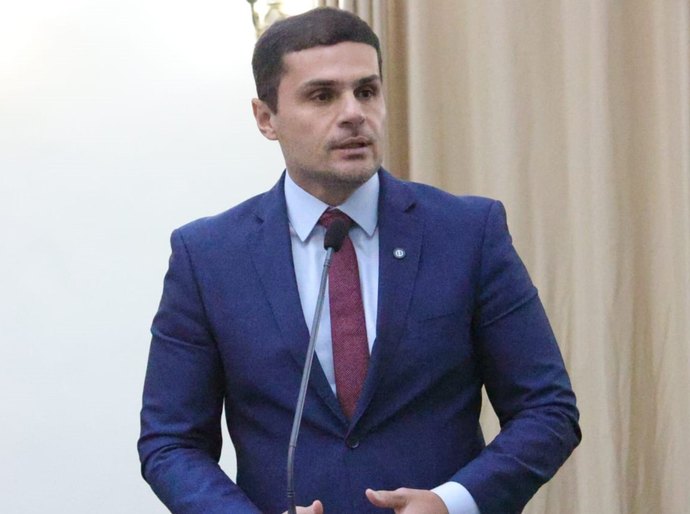 Alexandre Ayres homenageia profissionais da enfermagem e destaca atuação da categoria na pandemia