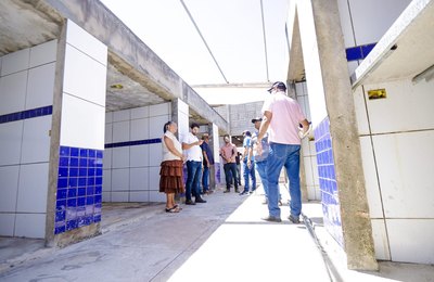 Prefeita Tia Júlia realiza visita técnica a obras no Mercado Público de Palmeira