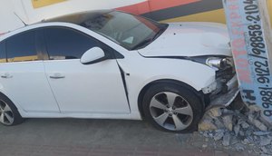 Veículo com restrição de roubo provoca acidente na Avenida Euclides Figueiredo, em Aracaju / Foto: Divulgação/CPTran