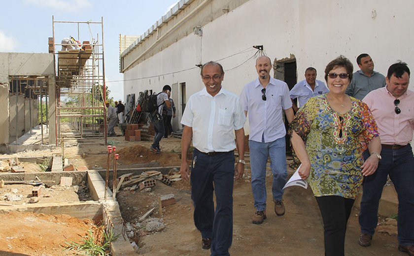 Célia Rocha visita instalações da Frigovale em Arapiraca