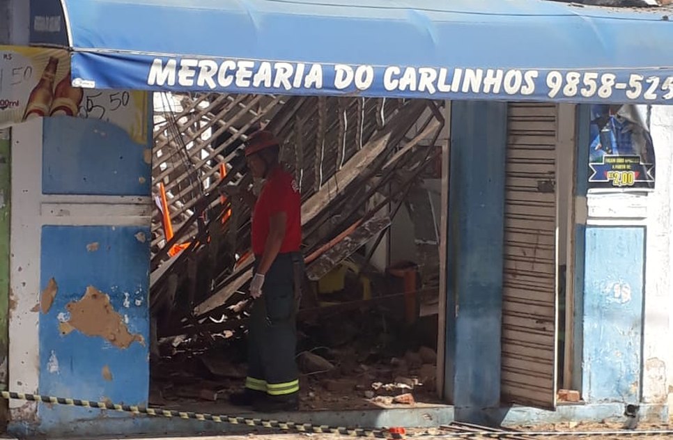 TETO DA MERCEARIA DESABA / Foto: Bombeiros