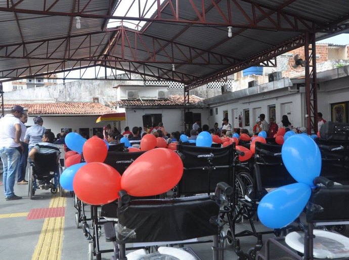 Usuários recebem 82 cadeiras de rodas motorizadas