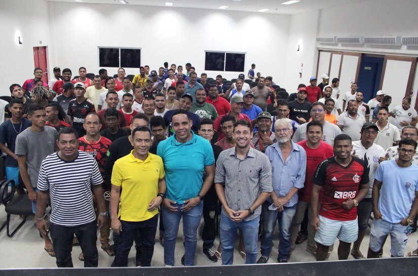 Prefeitura financia uniformes para 100 times de futebol do Pilar
