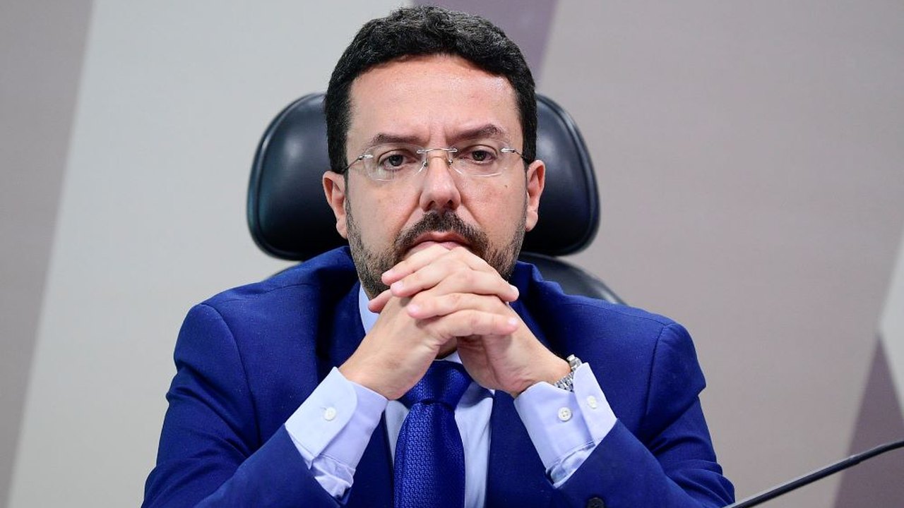Ônibus a preços inflados: presidente do FNDE mente sobre leilão e pastores