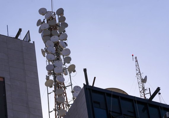 Funcionário passa mal e fica preso no topo de torre de celular em SP