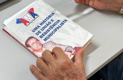 Vice-governador é destaque em lançamento do livro “Uma História de União e Resistência Municipalista”