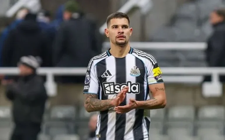 Bruno Guimarães sofre grave lesão e abre espaço para testes de Ancelotti