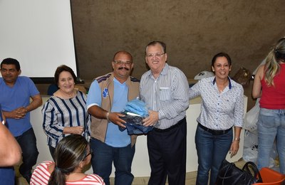 Prefeito Isnaldo Bulhões entrega fardamentos aos Agentes de Endemias de Santana