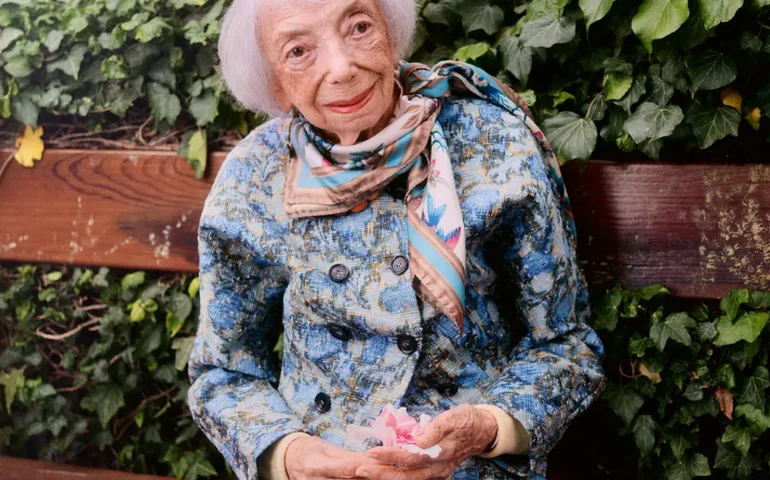 Aos 102 anos, sobrevivente do Holocausto é capa da Vogue alemã
