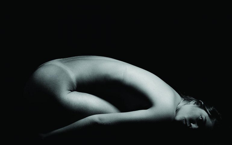 Nu artístico feminino: Hugo Taques revela seu olhar fotográfico na exposição Poesia da Sombra II – Diversidade