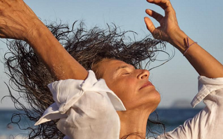 Simone lança a poética e reflexiva “Haja Terapia”