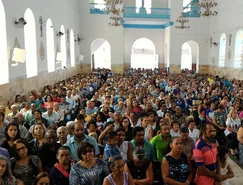 Fiéis lotam a Catedral na Missa de Corpo Presente - 6 de dezembro de 2015. 